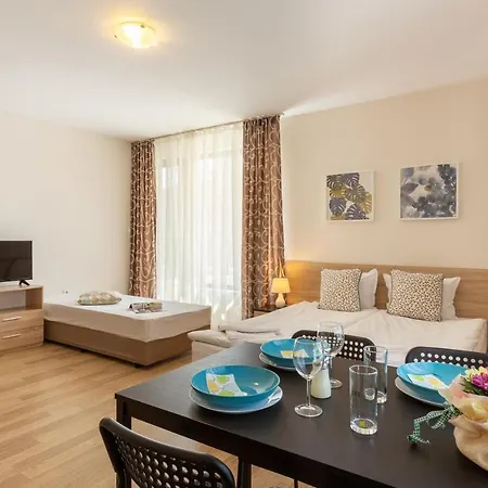 Appartement Flora 1 *