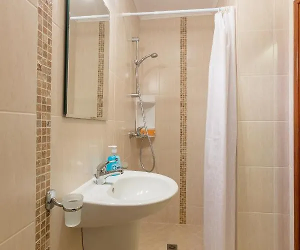 Appartement Flora 1 *